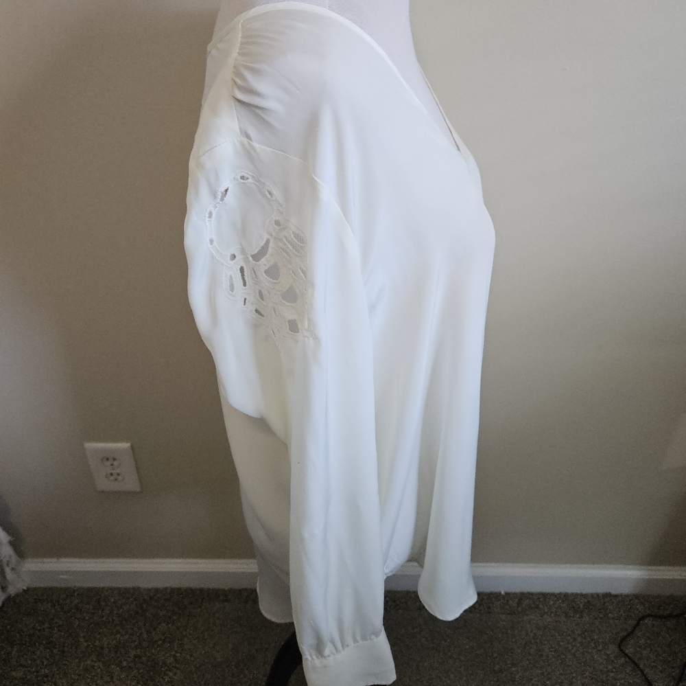 NWT Leigh Elegant White Women's Top With Lace accent Size XL. - Picture 10 of 14